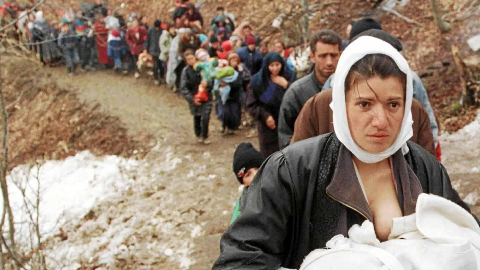 Miles de refugiados se dirigen a Macedonia en 1999