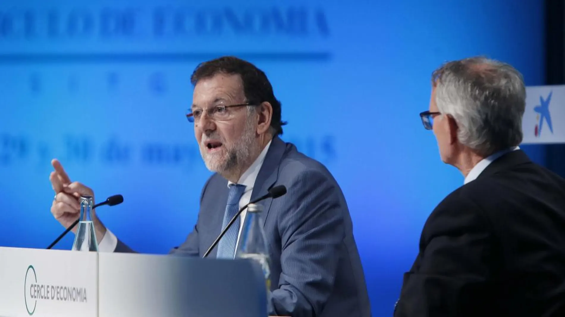 El presidente del Gobierno, Mariano Rajoy (i), junto al presidente del Círculo de Economía, Antón Costas (d)