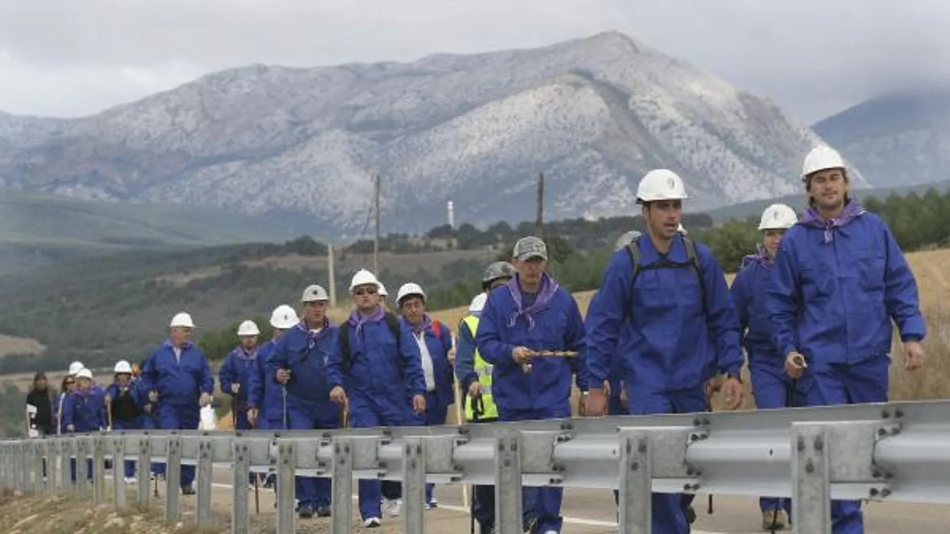 Veinticinco mineros, entre ellos cuatro mujeres, han iniciado hoy la primera marcha negra palentina que recorrerá hasta el miércoles los casi 100 kilómetros que separan Guardo de Palencia,