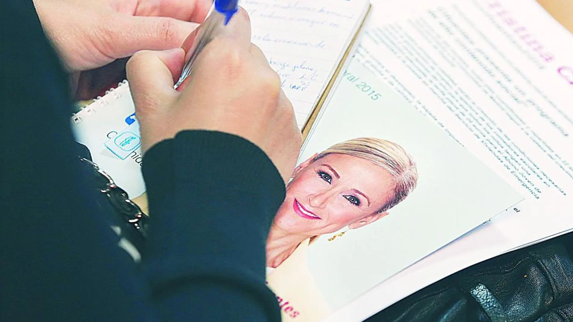 Cifuentes ha lanzado la aplicación para smartphones «like cifu» con la que los ciudadanos pueden votar si les gusta