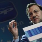 Rajoy amaga con la moción de censura: «No descarto nada»