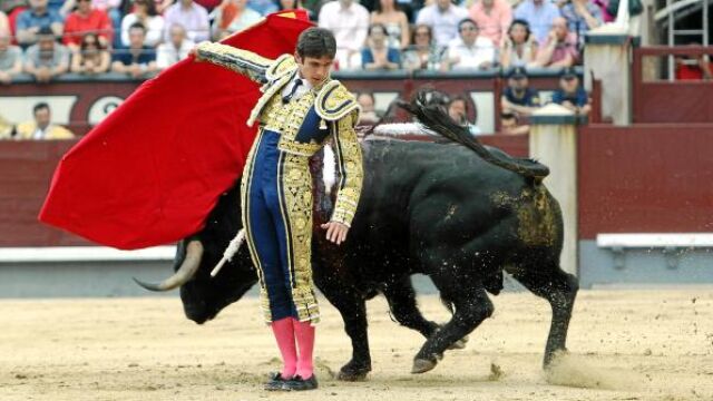 Sebastián Castella firma un pase por la espalda, a pies juntos, al segundo de la tarde