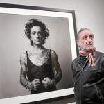 Alberto García-Alix, ayer, posando con su conocido autorretrato titulado «Mi lado femenino»