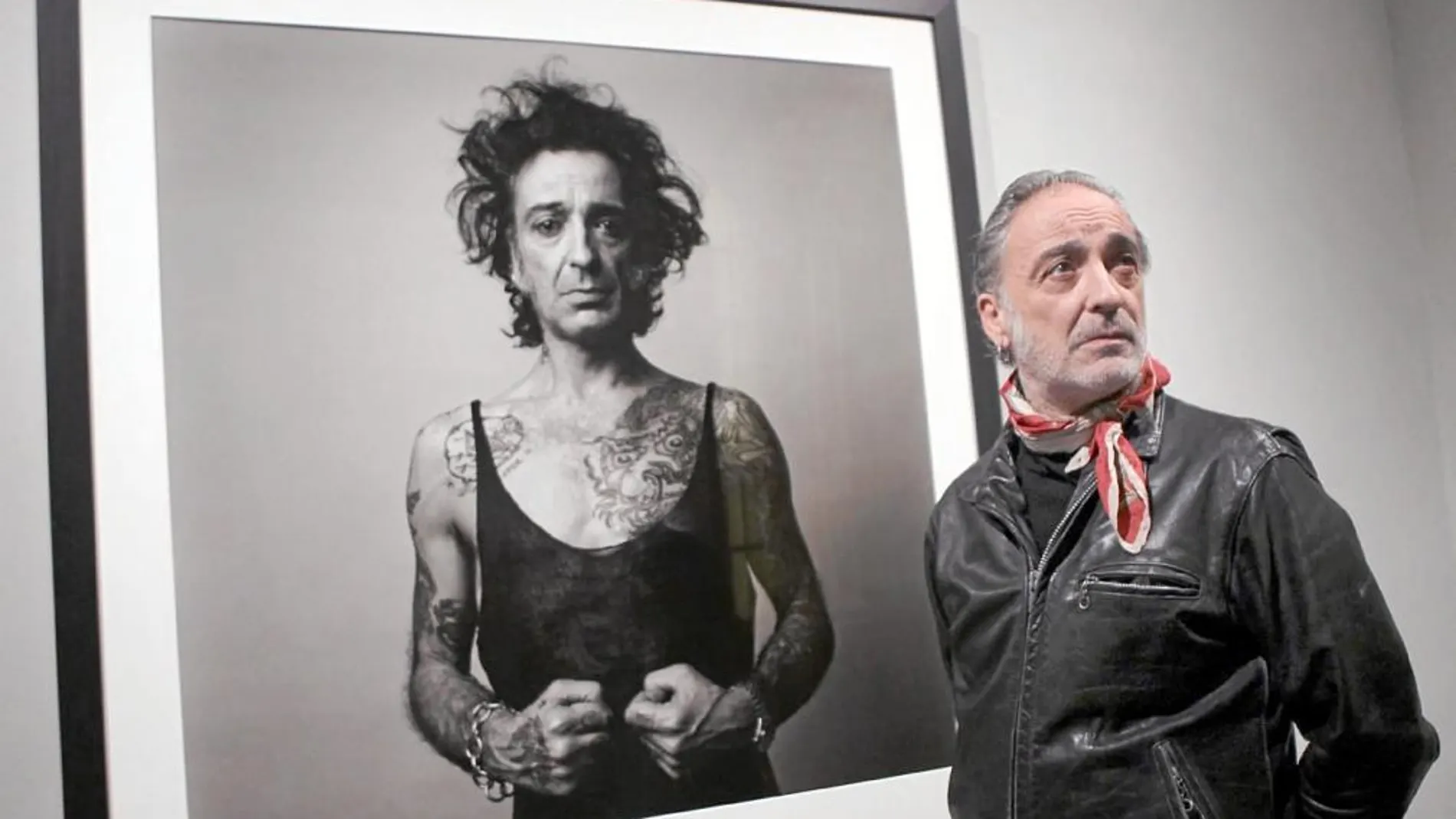 Alberto García-Alix, ayer, posando con su conocido autorretrato titulado «Mi lado femenino»