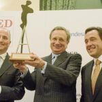 Villaseca muestra el premio flanqueado por Miguel Sebastián y Ramón Adell, presidente de la AED