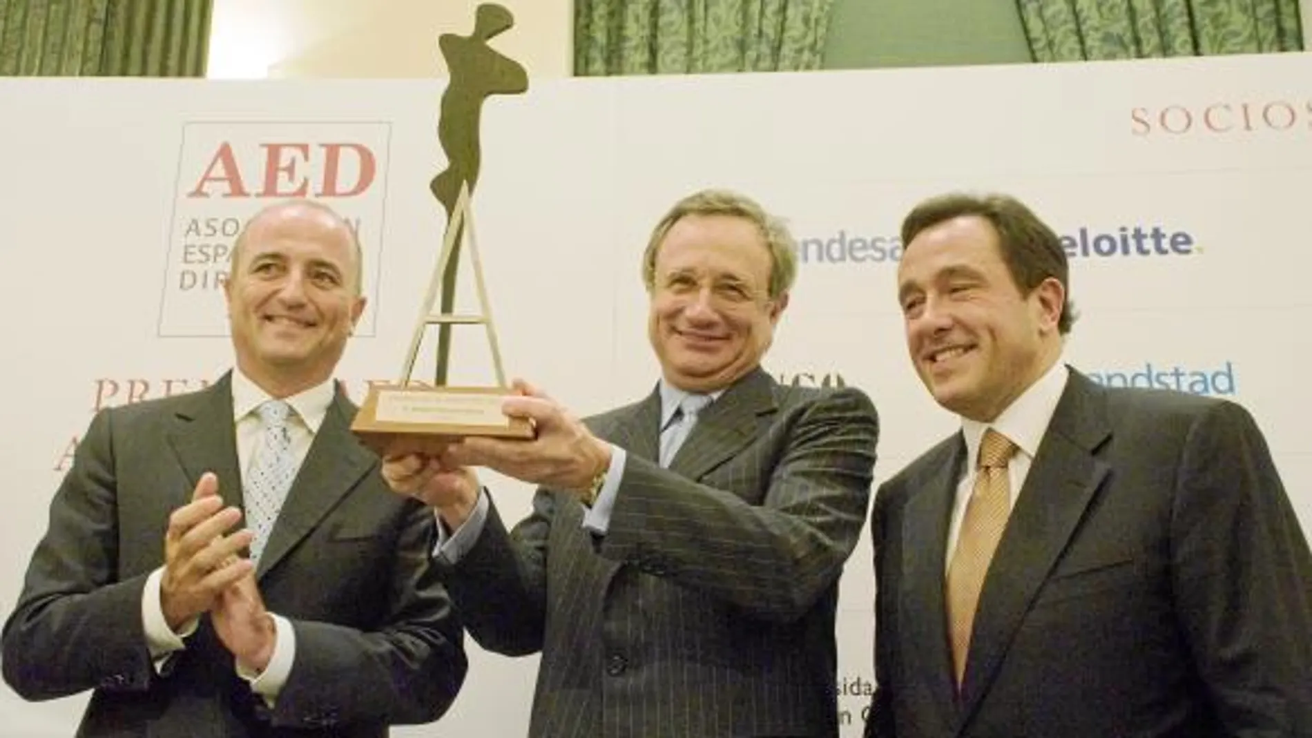 Villaseca muestra el premio flanqueado por Miguel Sebastián y Ramón Adell, presidente de la AED