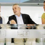 José Antonio Griñán, en el Comité Director que se celebró en Sevilla, flanqueado por Susana Díaz (izda) y por la presidenta del PSOE andaluz, Rosa Torres