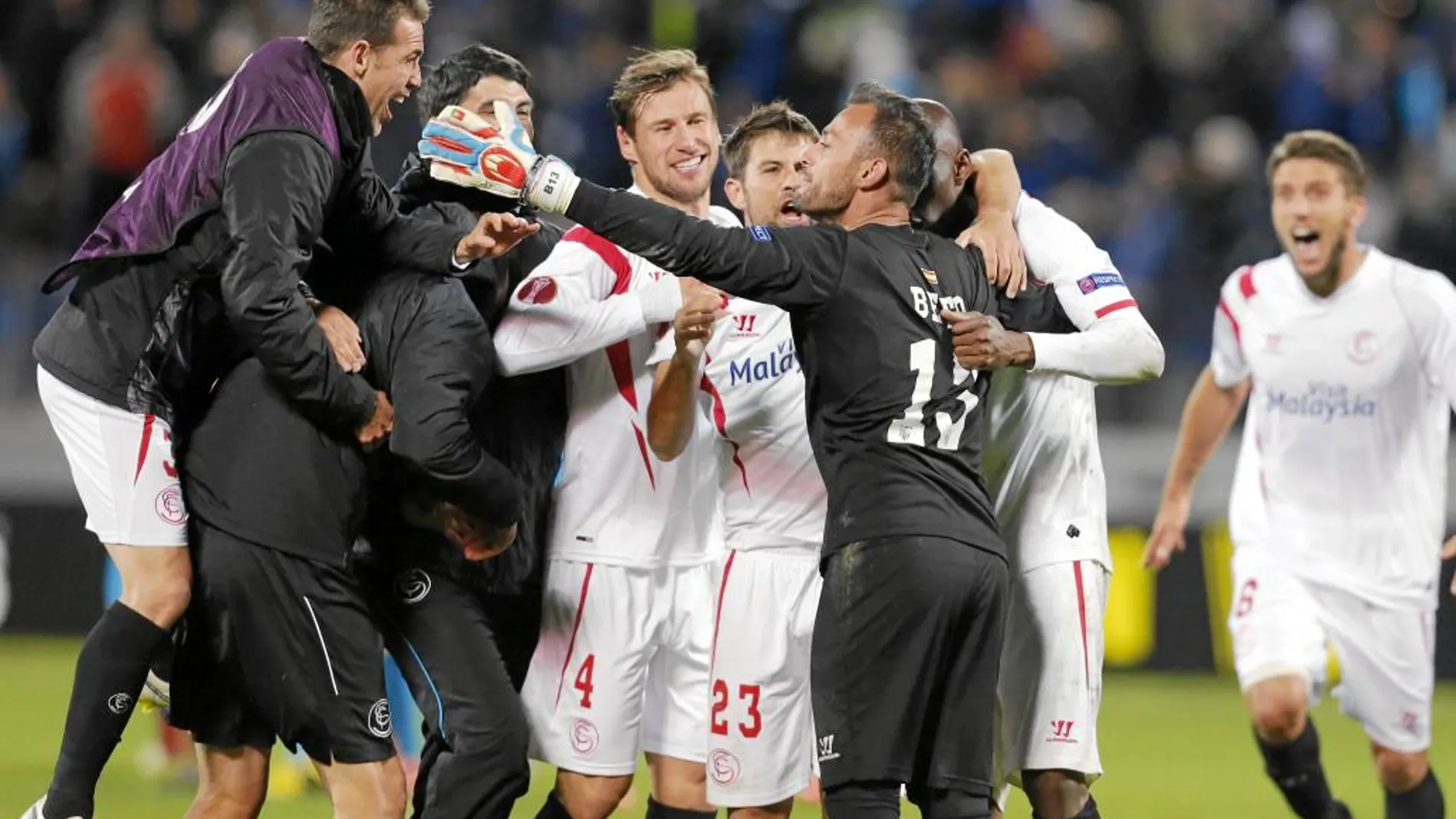 Los jugadores del Sevilla celebran el pase a las semifinales de la Liga Europa