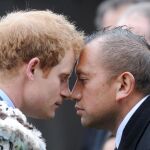 El príncipe Enrique de Inglaterra realizando el saludo maorí en Nueva Zelanda