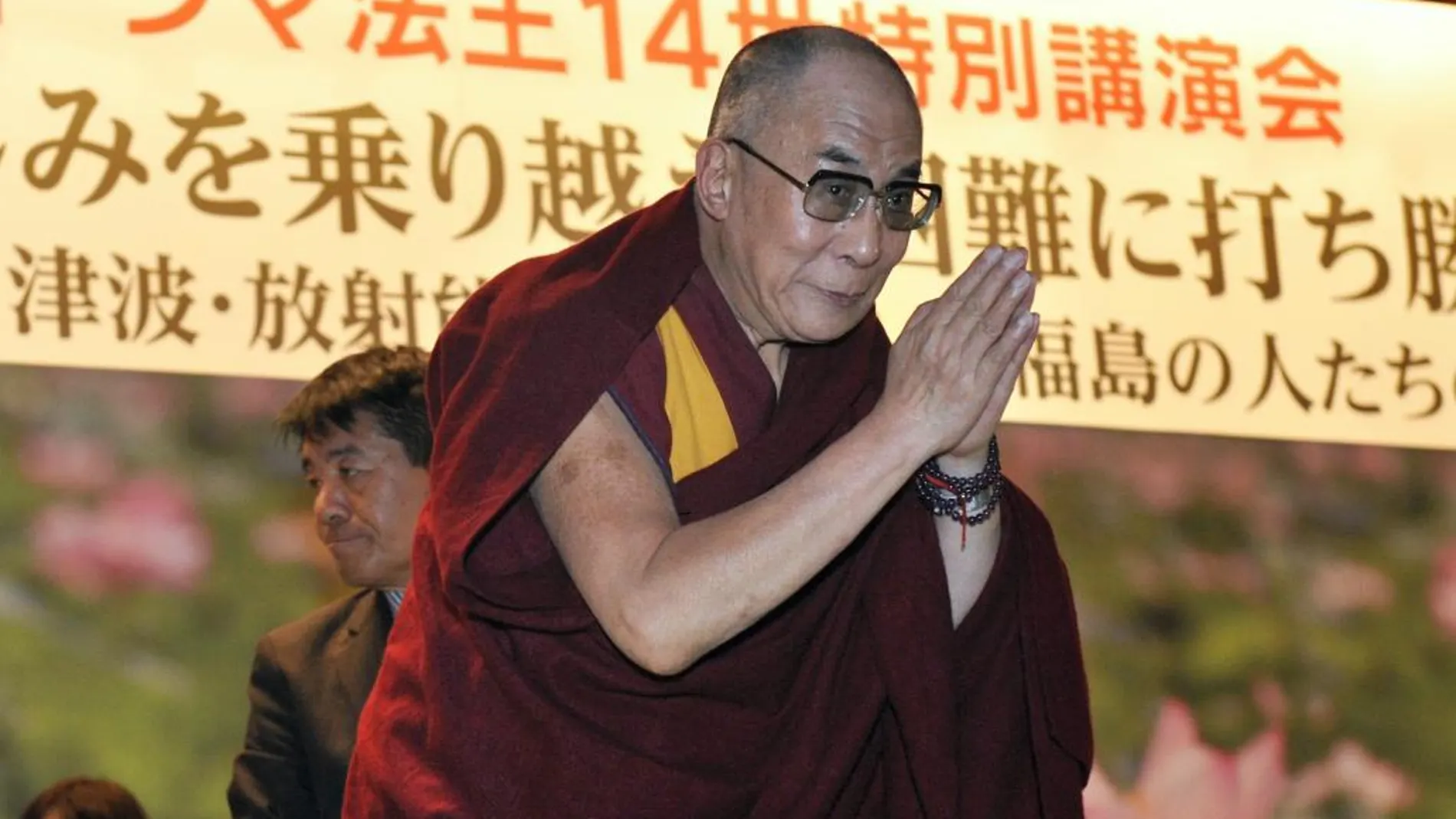 El líder espiritual tibetano, el Dalai Lama, saluda a la audiencia
