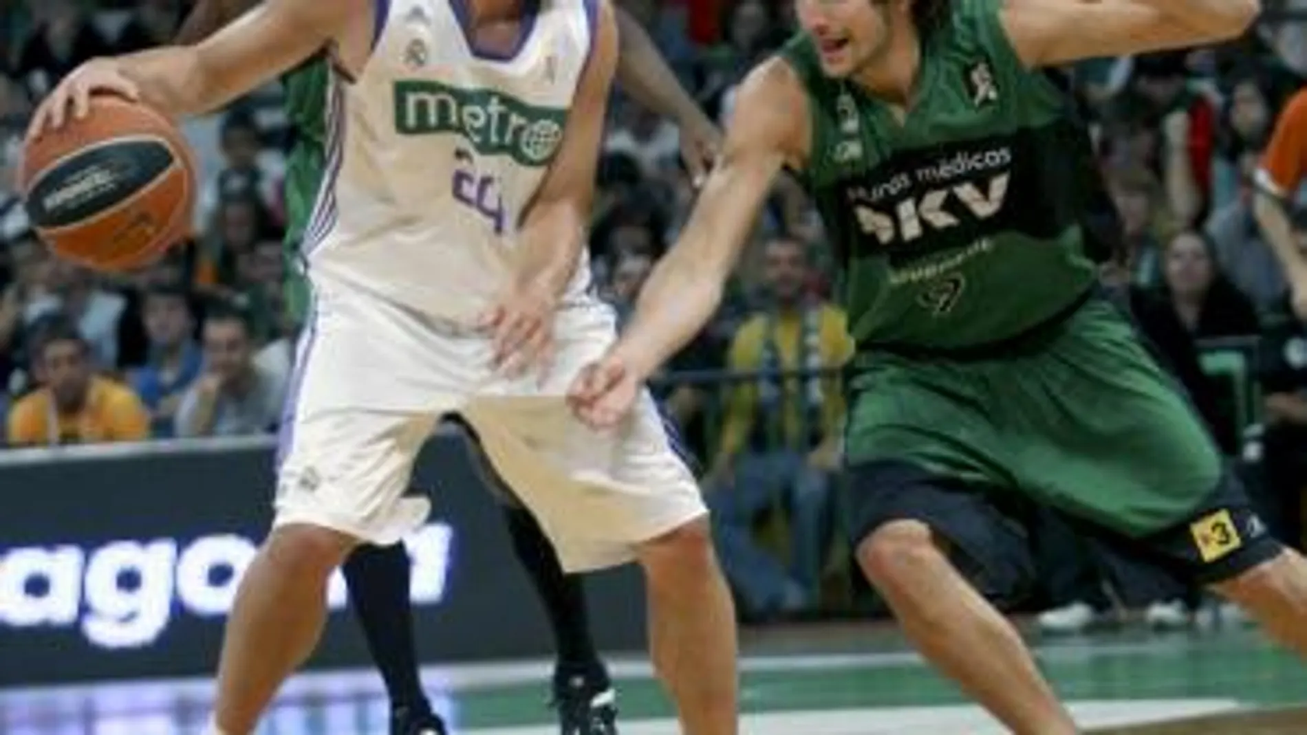 El base del Real Madrid Raül López (i), y el del DKV Joventut, Ricky Rubio (d), durante el segundo partido del Play-Off de cuartos de final de la Liga ACB