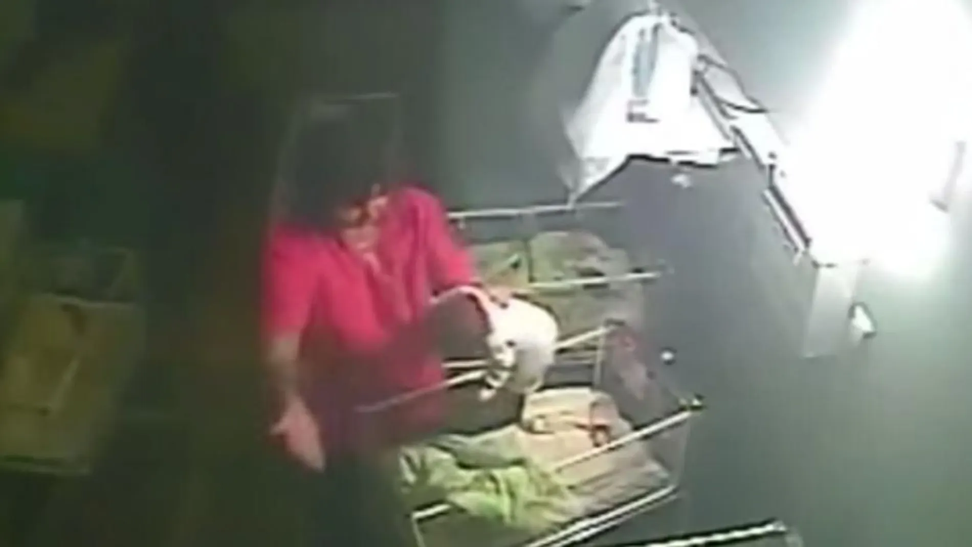 Una enfermera pega y muerde a un bebé de cuatro días porque no paraba de llorar