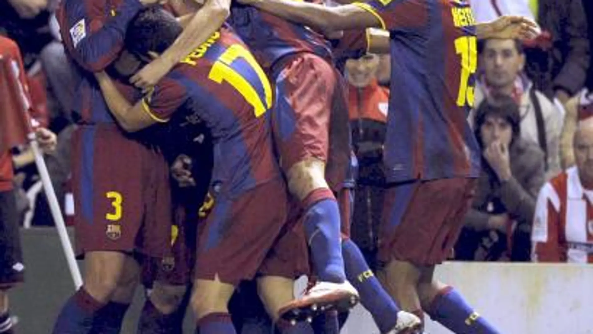 Los jugadores del F. C. Barcelona, celebran el gol del equipo blaugrana, durante el encuentro correspondiente a la vuelta de los octavos de final de Copa del Rey
