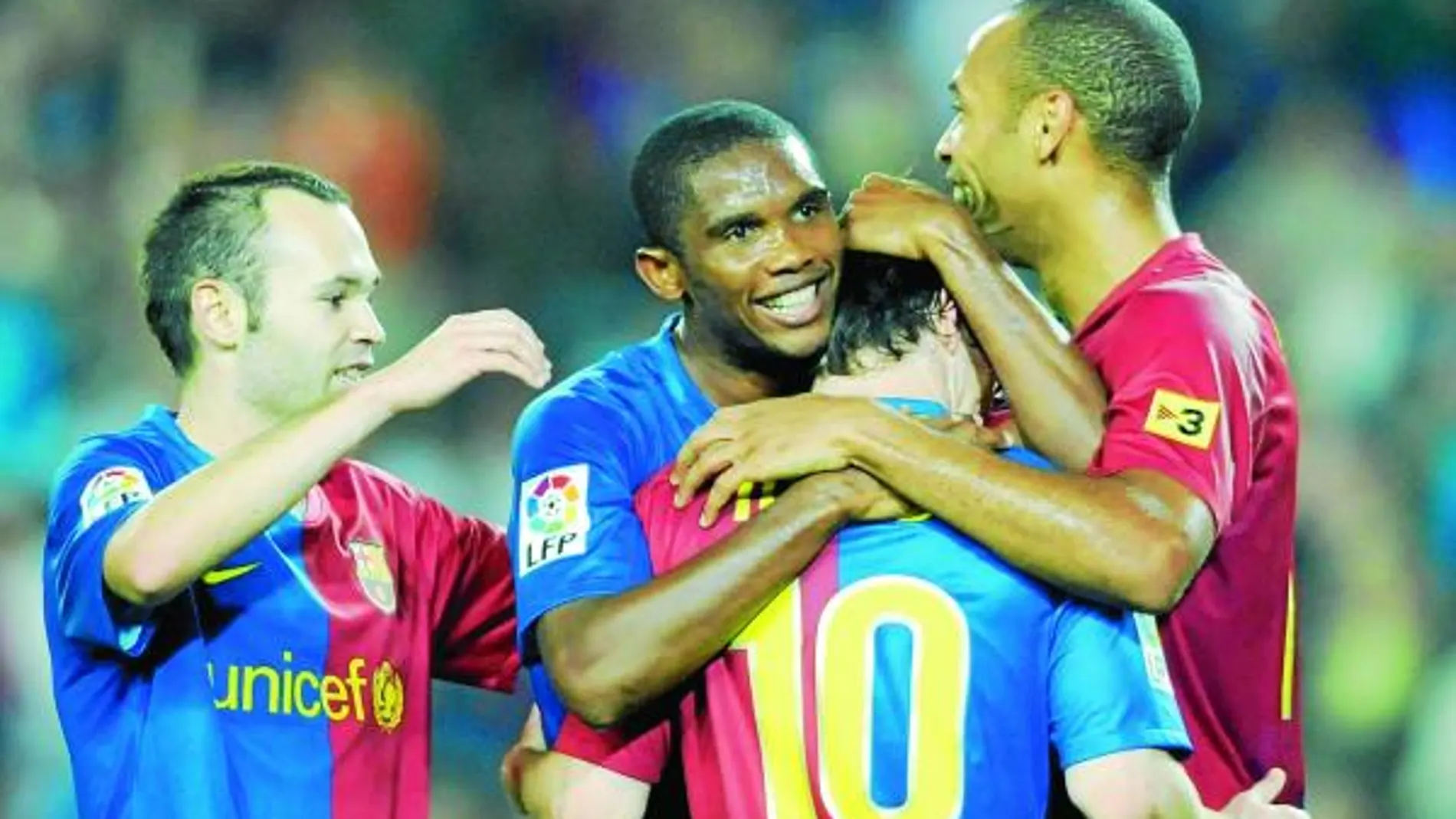 Etoo, Messi y Henry se abrazan ante la mirada de Don Andrés