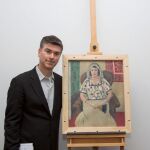El experto Christopher Marinello junto a la obra "Mujer Sentada"del artista francés Henri Matisse cerca de Múnich (Alemania).