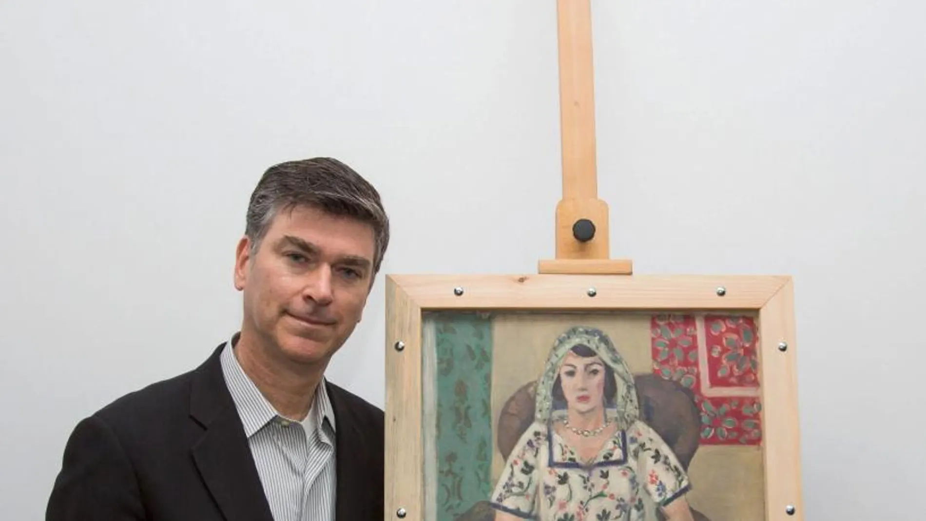 El experto Christopher Marinello junto a la obra "Mujer Sentada"del artista francés Henri Matisse cerca de Múnich (Alemania).