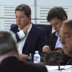 El candidato del PSOE a la Presidencia de Castilla-La Mancha, Emiliano García-Page (i), asiste a la reunión de la Ejecutiva Federal del día 25