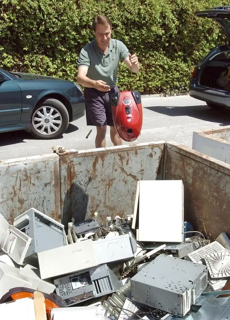 La obsolescencia programada y las averías que no tienen reparación disparan la cantidad de electrodomésticos que se tiran