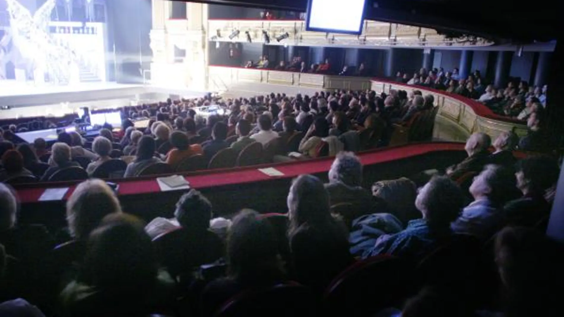 El Teatro Real estudia dos propuestas para sustituir al coro actual