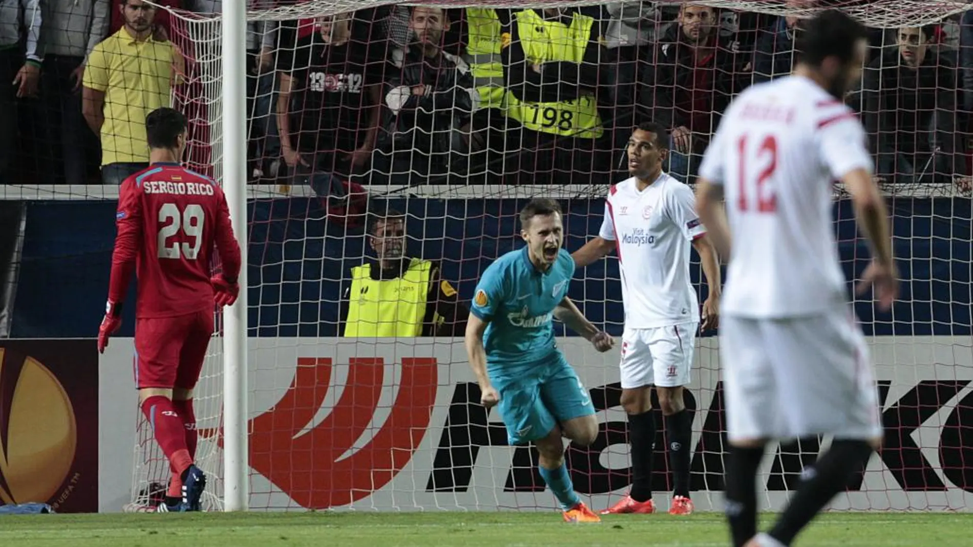 El jugador del Zenit, Aleksandr Ryazantsev, celebra el gol marcado al Sevilla