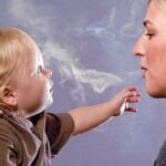 Imagen de una campaña de salud pública estadounidense en la que una madre echa humo a su bebé