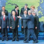 En el centro de la imagen, Bush durante la última reunión del G-20 en Washginton
