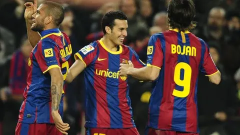 Pedro celebra con Bojan y Alves su primer gol