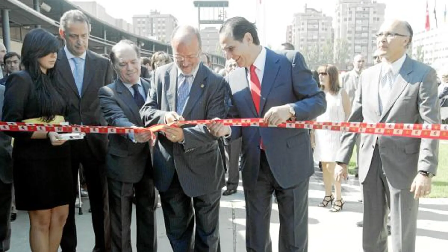 León de la Riva corta la cinta junto a Tomás Villanueva, José Rolando Álvarez, Cecilio Vadillo y Ruiz Medrano