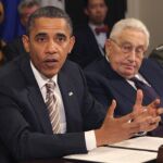 Obama, en la cumbre de la OTAN, sentado junto aHenry Kissinger