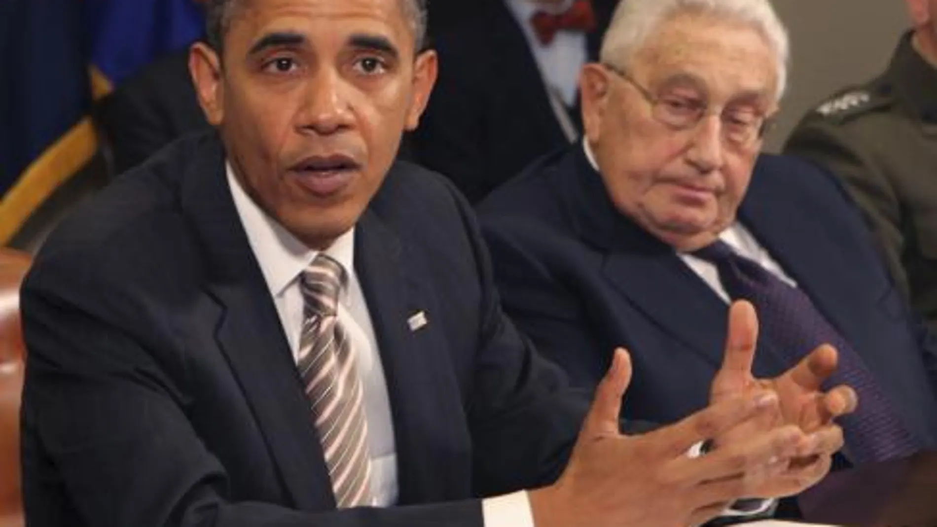 Obama, en la cumbre de la OTAN, sentado junto aHenry Kissinger