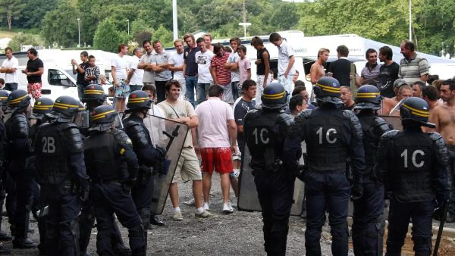 Francia deporta a un primer grupo de gitanos a Rumanía