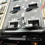 «La maison de la lanterne rouge», en el número 4 de la calle Ballesta, cerrará sus puertas este sábado