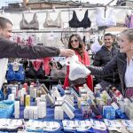 Cristina Cifuentes durante su visita al mercadillo de Majadahonda