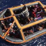 Inmigrantes rescatados por una embracación alemana en el Mediterráneo