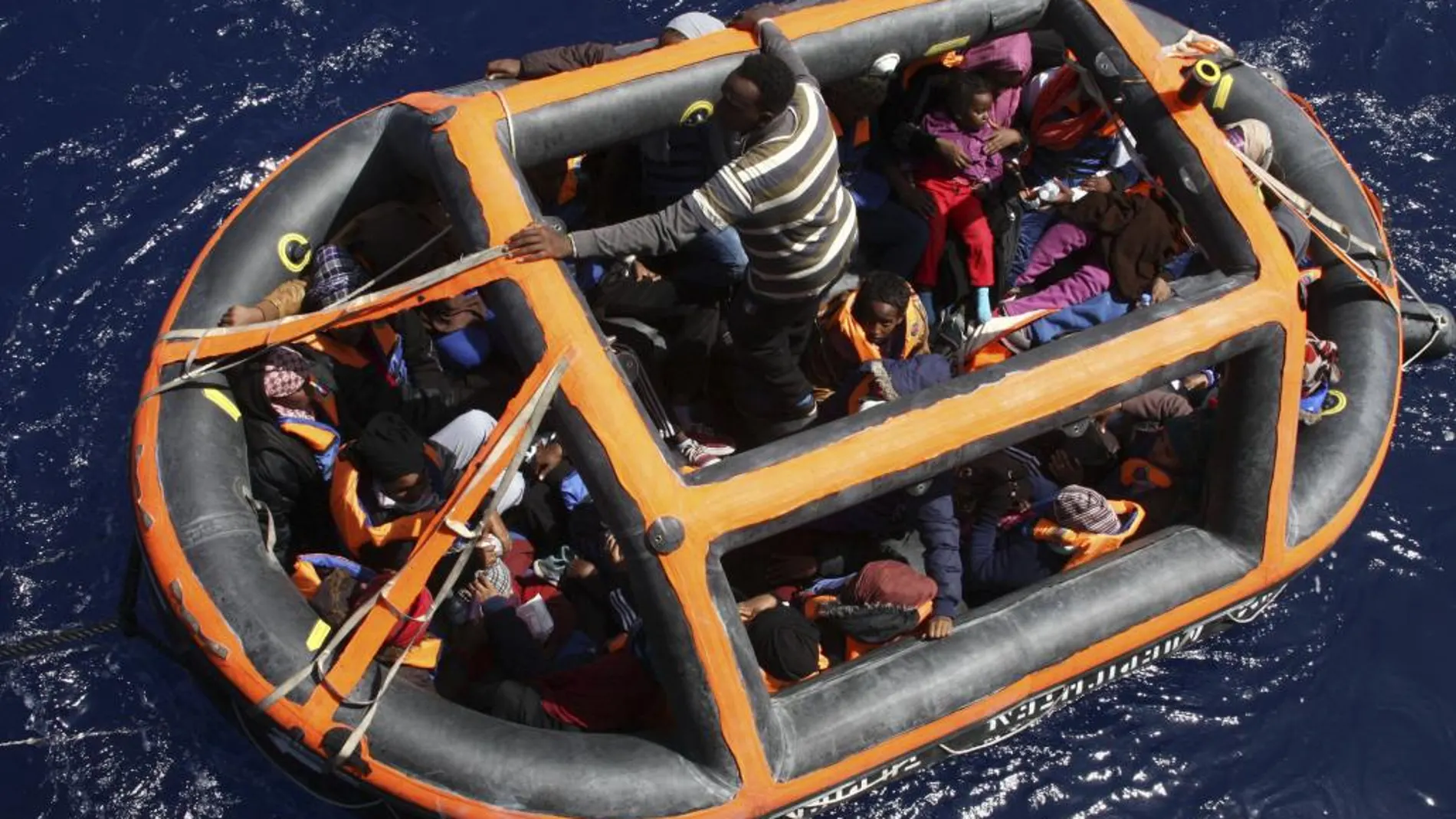 Inmigrantes rescatados por una embracación alemana en el Mediterráneo