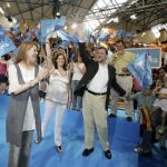 El líder del PP, Mariano de Rajoy (d), acompañado de la presidenta del PP de Castilla-La Mancha, María Dolores de Cospedal (I) durante el mitin celebrado en Ciudad Real