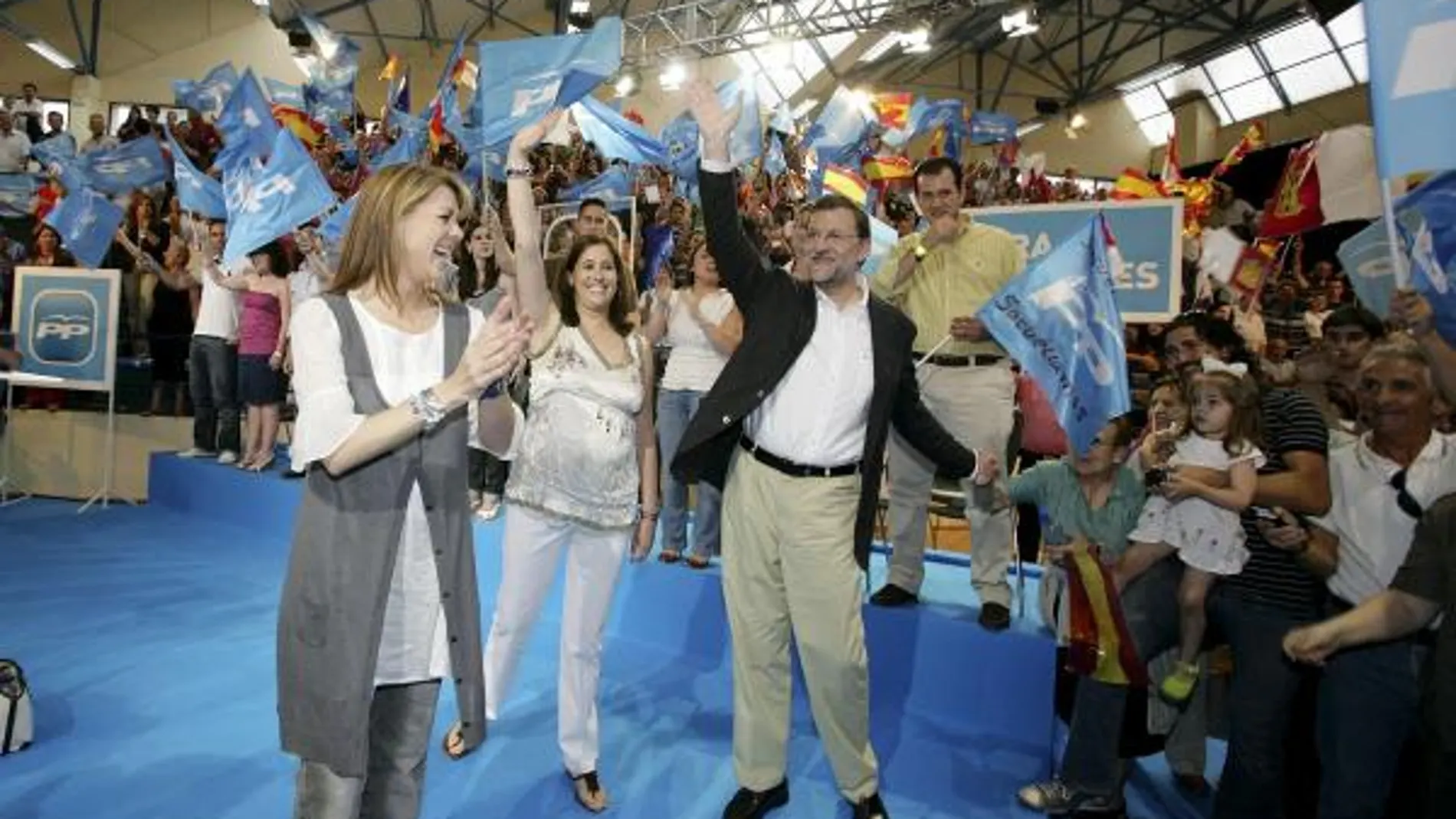 El líder del PP, Mariano de Rajoy (d), acompañado de la presidenta del PP de Castilla-La Mancha, María Dolores de Cospedal (I) durante el mitin celebrado en Ciudad Real