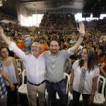 Iglesias saluda a su llegada al acto central de la campaña en Alicante, donde apoya al candidato a la Presidencia de la Comunidad Valenciana, Antonio Montiel