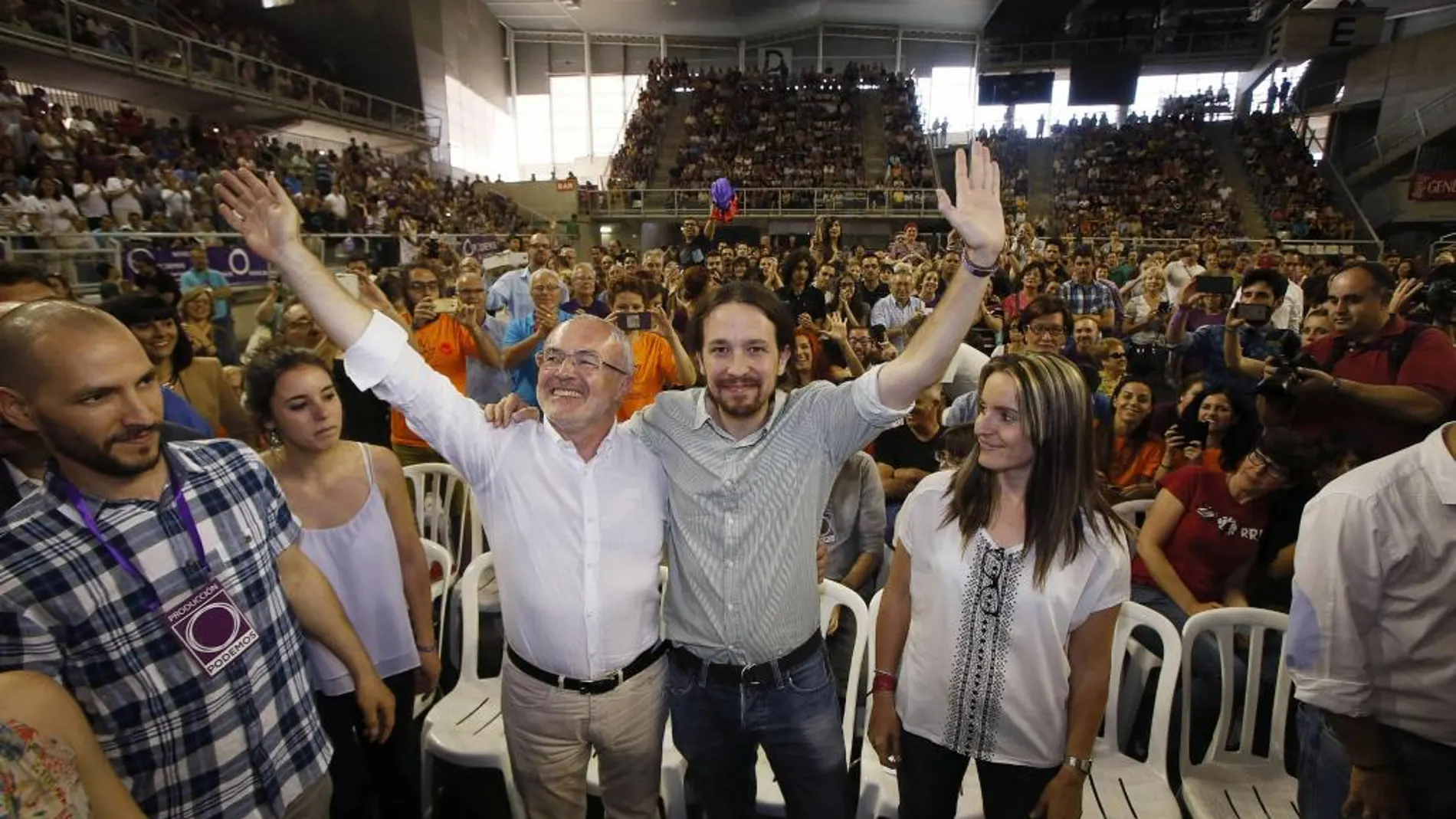 Iglesias saluda a su llegada al acto central de la campaña en Alicante, donde apoya al candidato a la Presidencia de la Comunidad Valenciana, Antonio Montiel