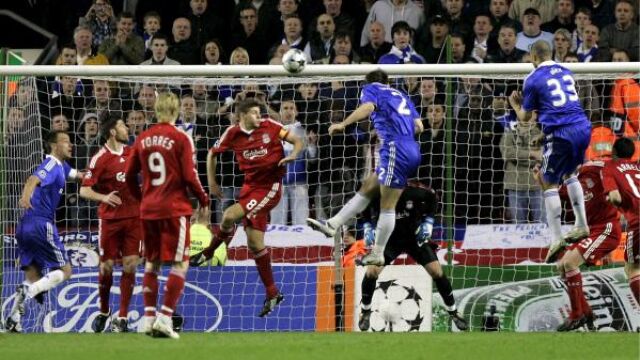 El Chelsea asalta Anfield y apunta a las semifinales Los de Hiddink, letales, vencieron 1-3 al Liverpool