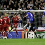 El Chelsea asalta Anfield y apunta a las semifinales Los de Hiddink, letales, vencieron 1-3 al Liverpool