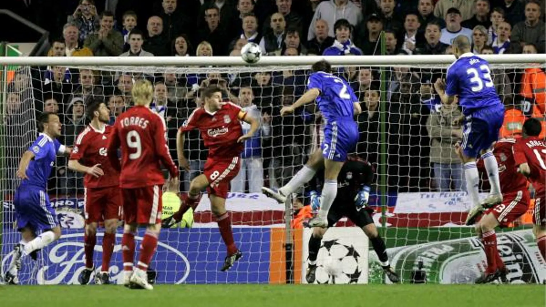 El Chelsea asalta Anfield y apunta a las semifinales Los de Hiddink, letales, vencieron 1-3 al Liverpool
