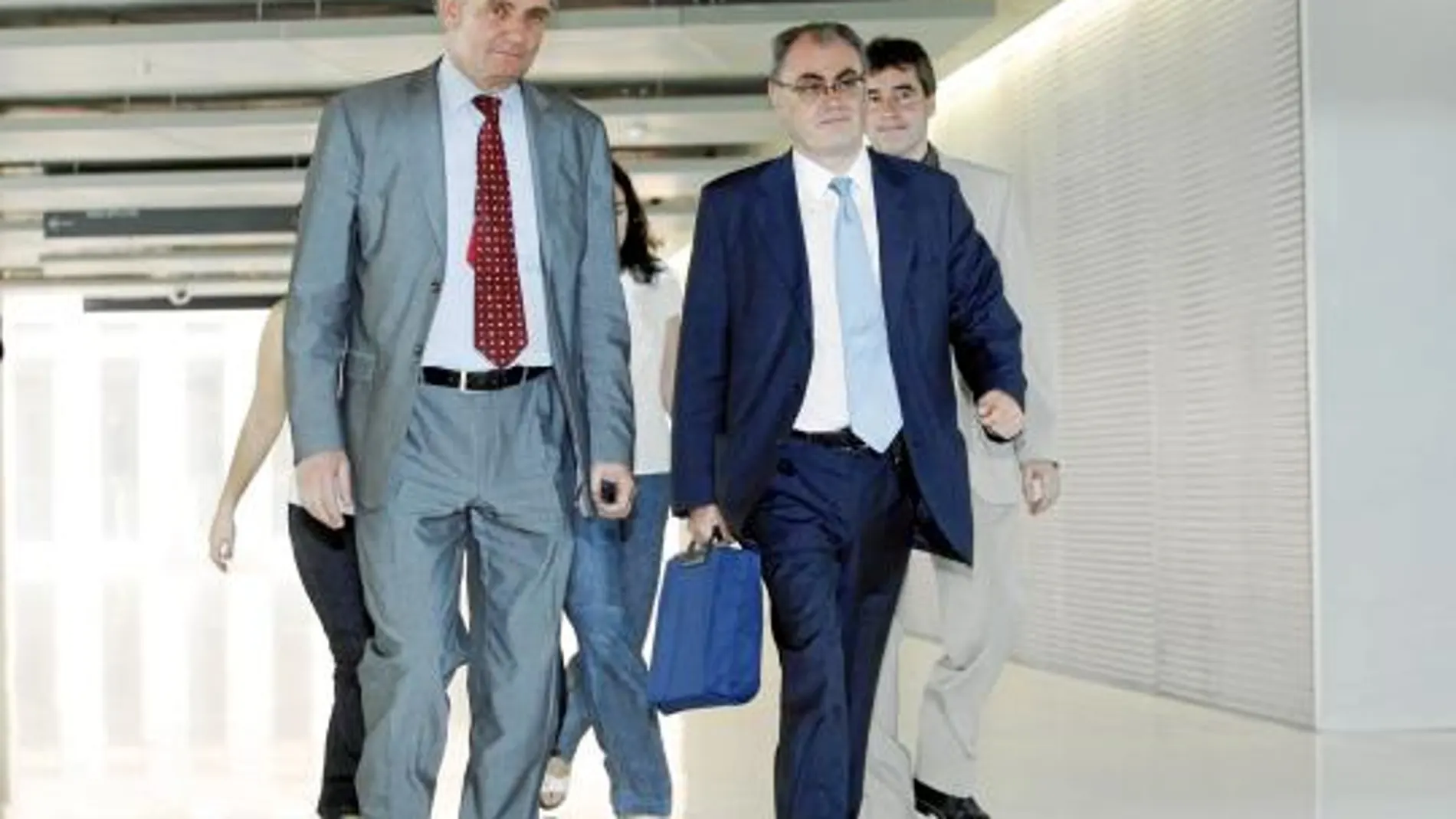 Jordi Hereu tiene plena confianza en su gerente, en la imagen, llegando a los juzgados, con un maletín