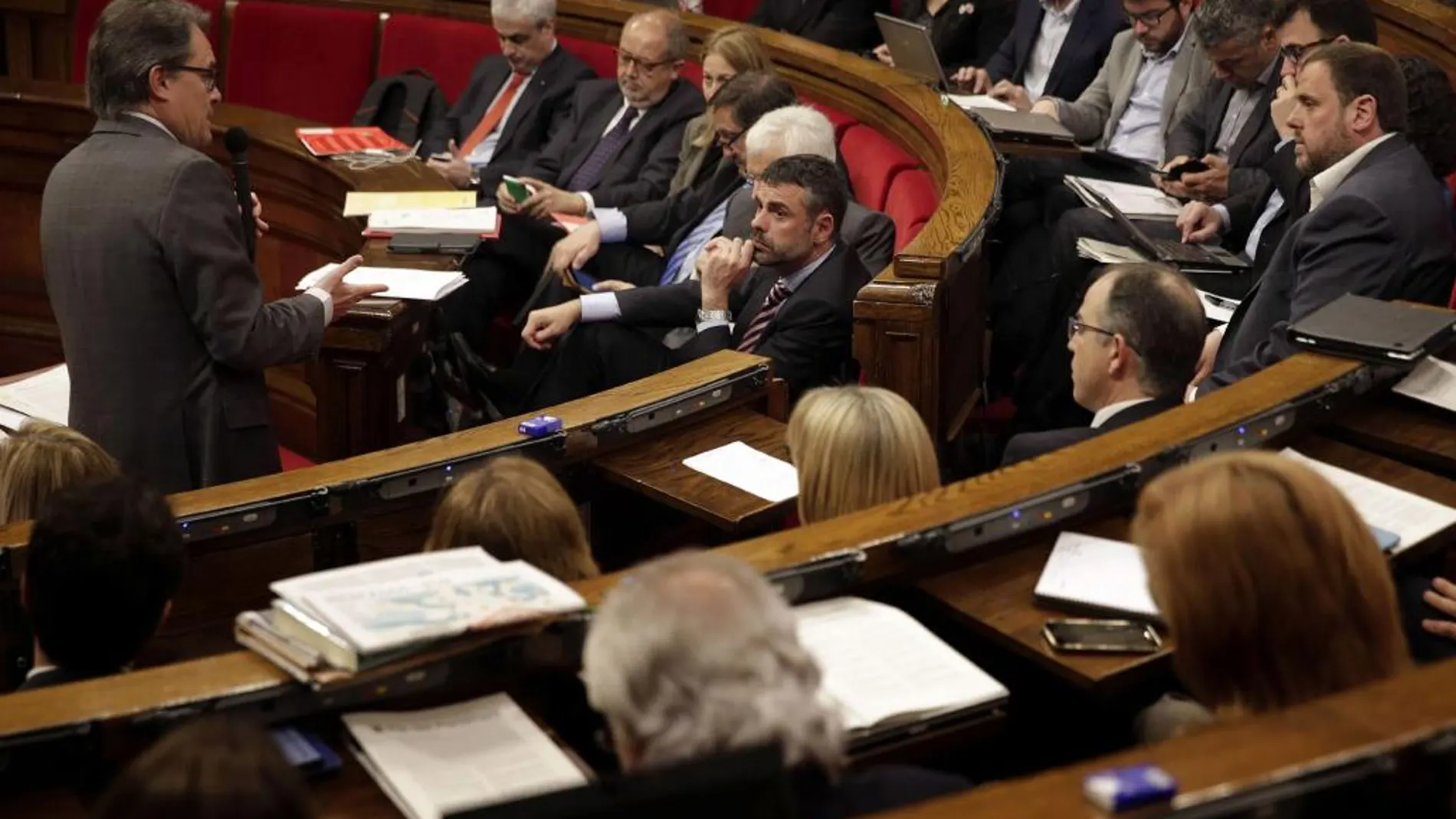 El presidente de la Generalitat, Artur Mas, responde una pregunta al presidente de ERC, Oriol Junqueras