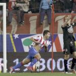 El «Kun» celebra enloquecido uno de los dos goles que le marcó al Deportivo anoche en el Calderón