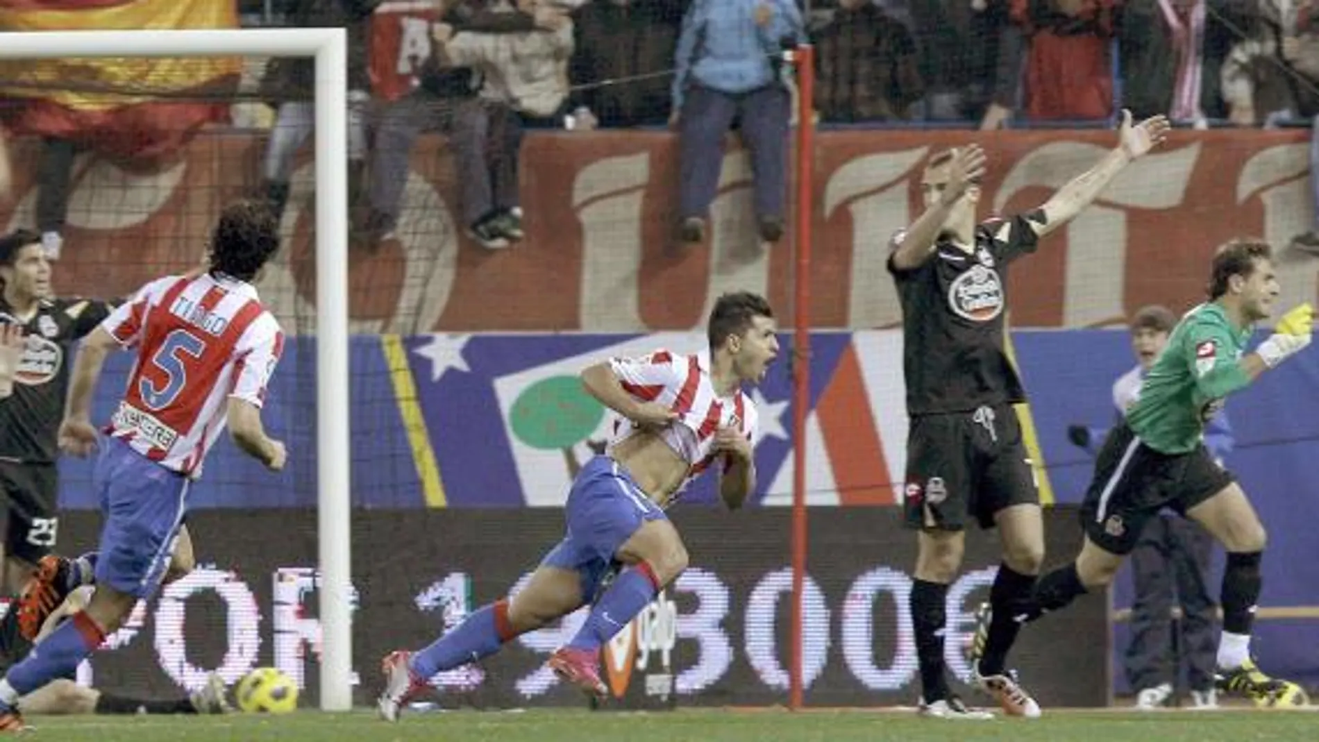 El «Kun» celebra enloquecido uno de los dos goles que le marcó al Deportivo anoche en el Calderón