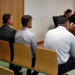 Los tres acusados británicos de haber violado en grupo a una compatriota en un apartamento de Benidorm durante la celebración del juicio en la Audiencia Provincial de Alicante. EFE/Archivo