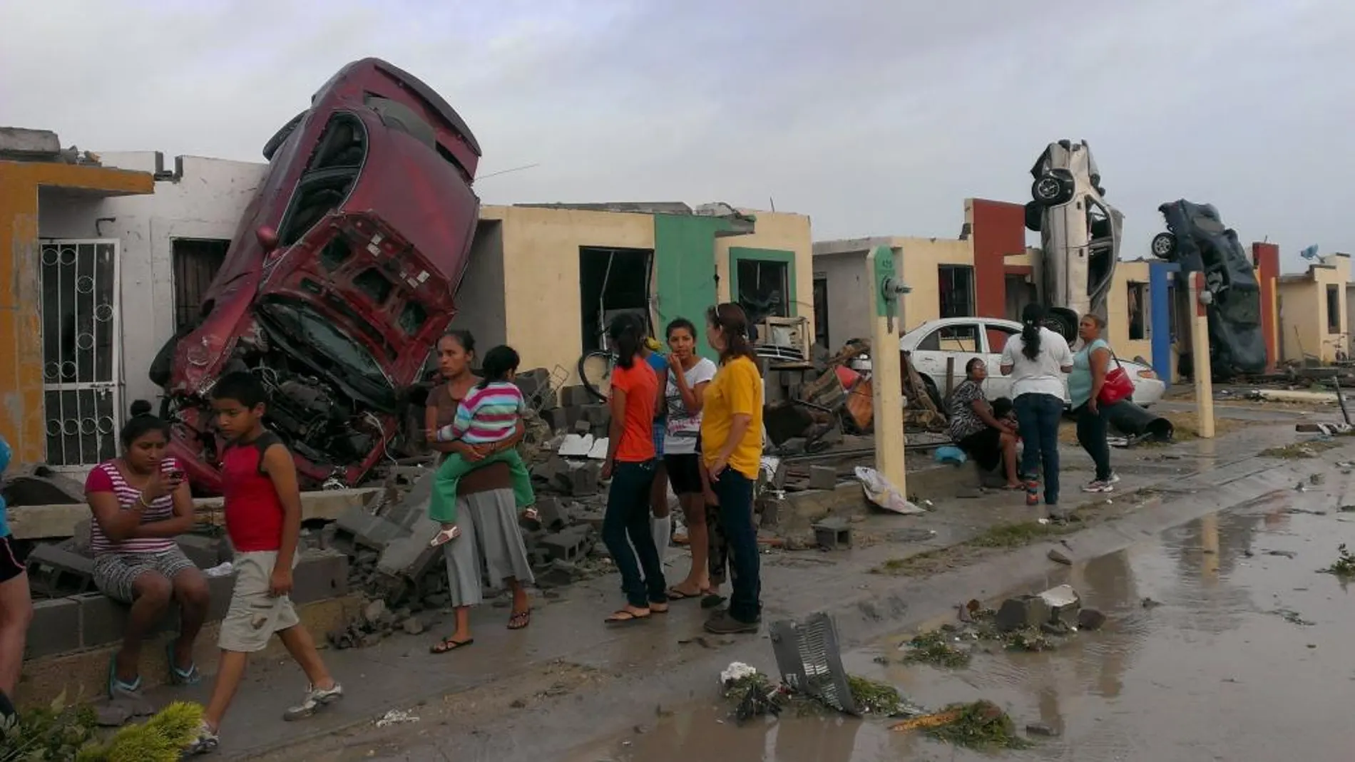 Casas dañadas y vehículos destrozados después del tornado en Ciudad Acuña