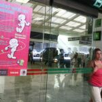 Pasajeros procedentes de México rellenan un cuestionario en Barajas para estar localizables
