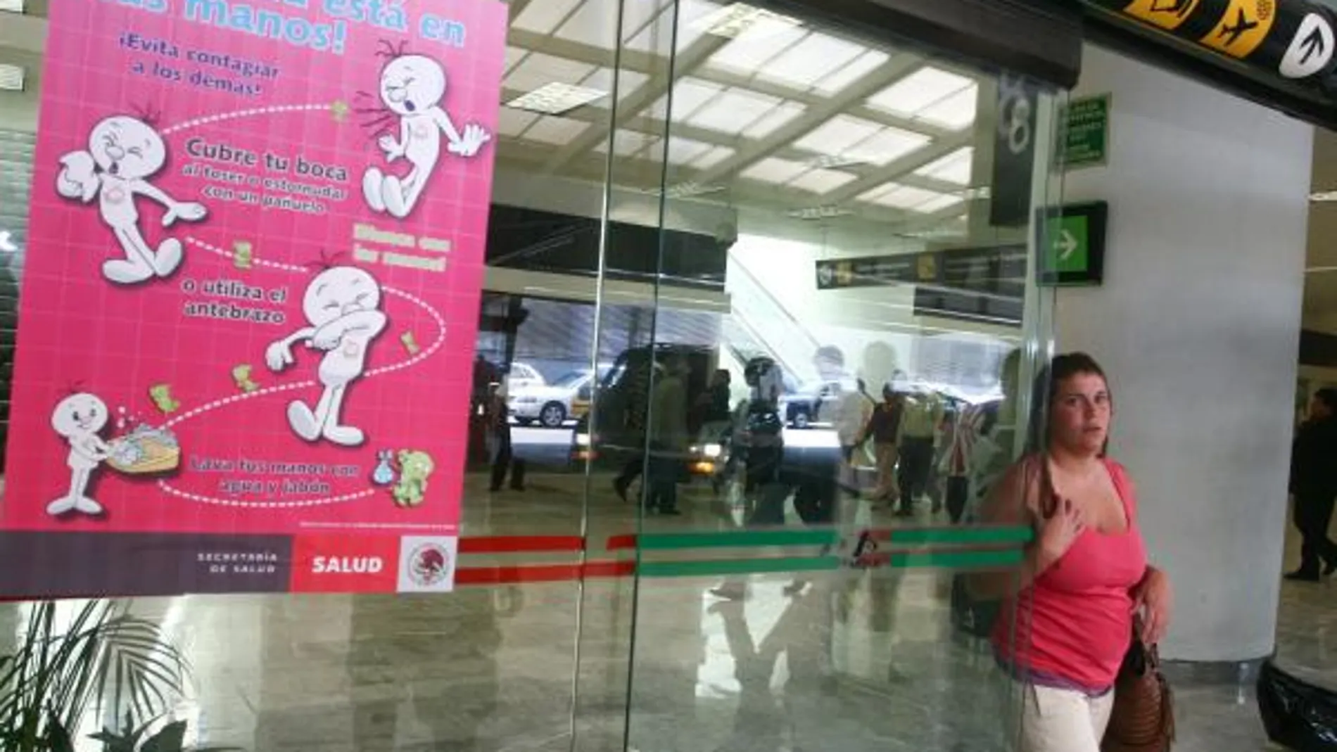 Pasajeros procedentes de México rellenan un cuestionario en Barajas para estar localizables